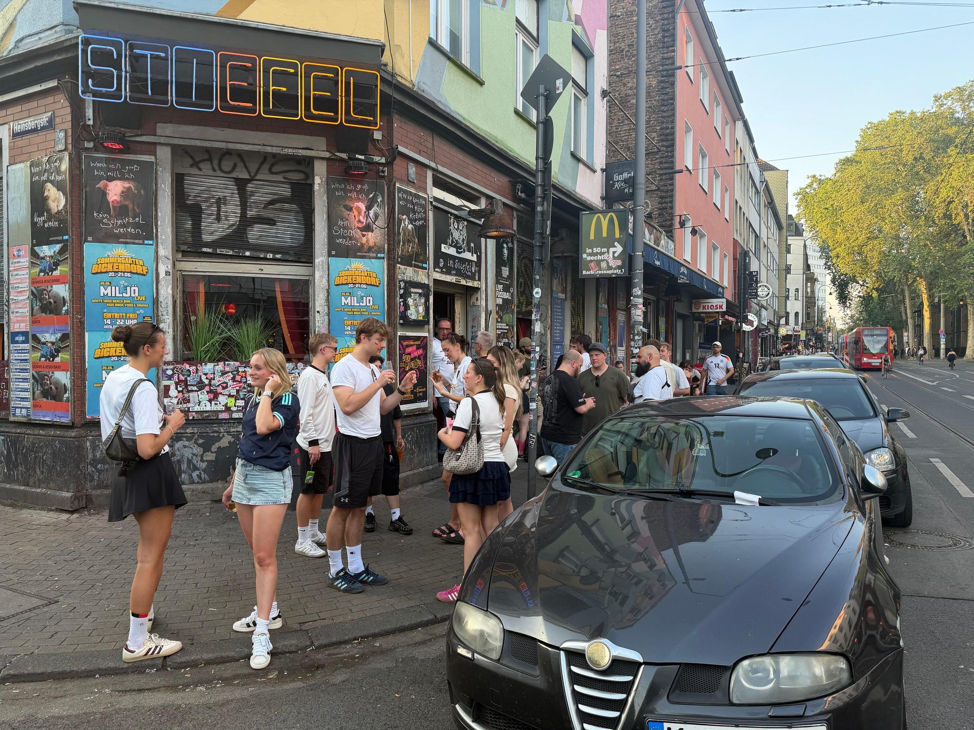 In Köln sind vor dem zweiten WM-Spiel der deutschen Nationalmannschaft viele Deutschland-Trikots zu sehen.