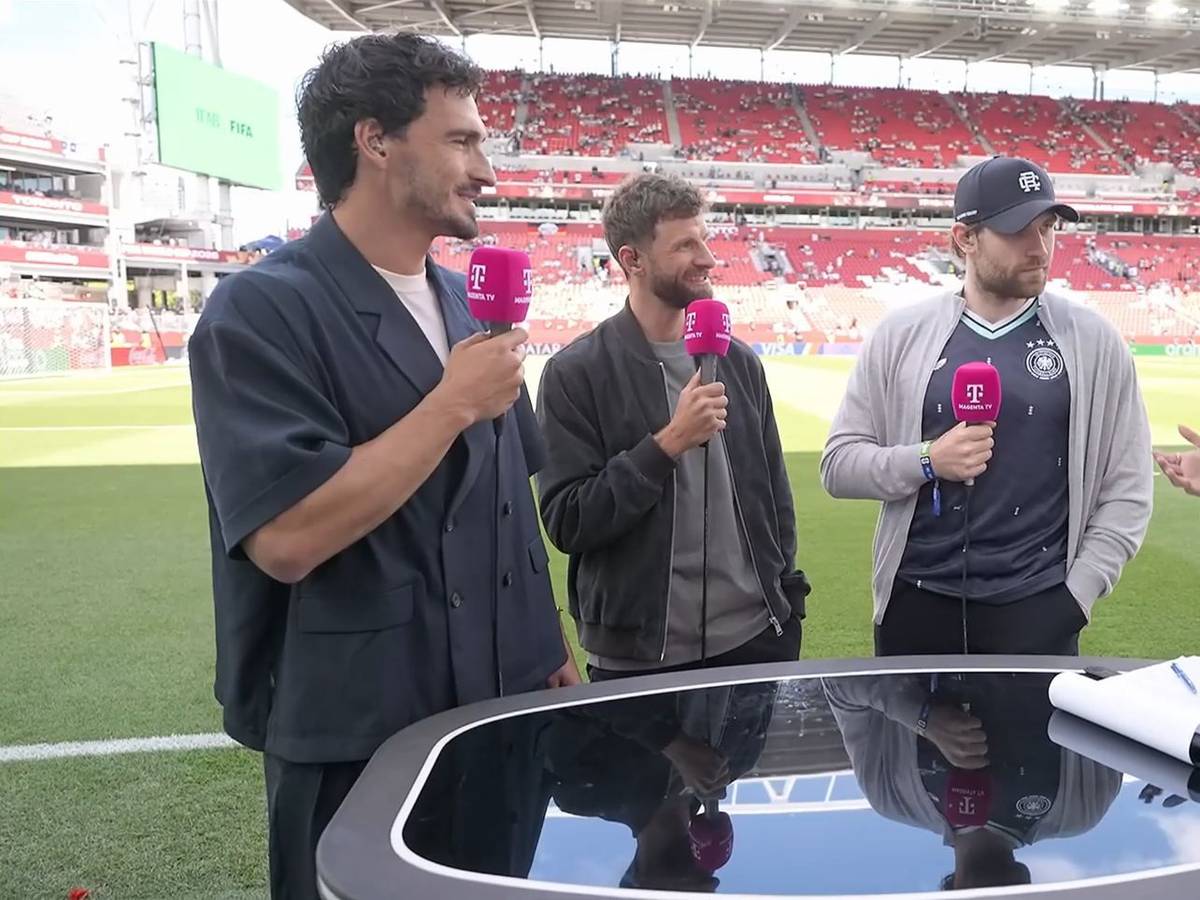 Leon Draisaitl spricht mit Laura Wontorra. Thomas Müller und Mats Hummels hören zu.