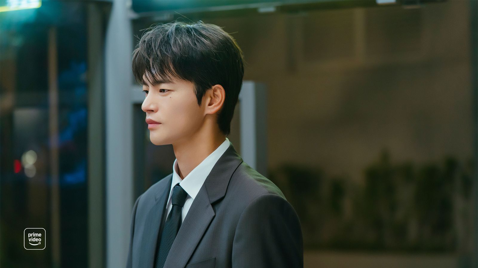 Kang Si-woo (Seo In-guk) verdreht seiner Kollegin in „See You At Work Tomorrow“ den Kopf.  (Bild: Amazon MGM Studios)