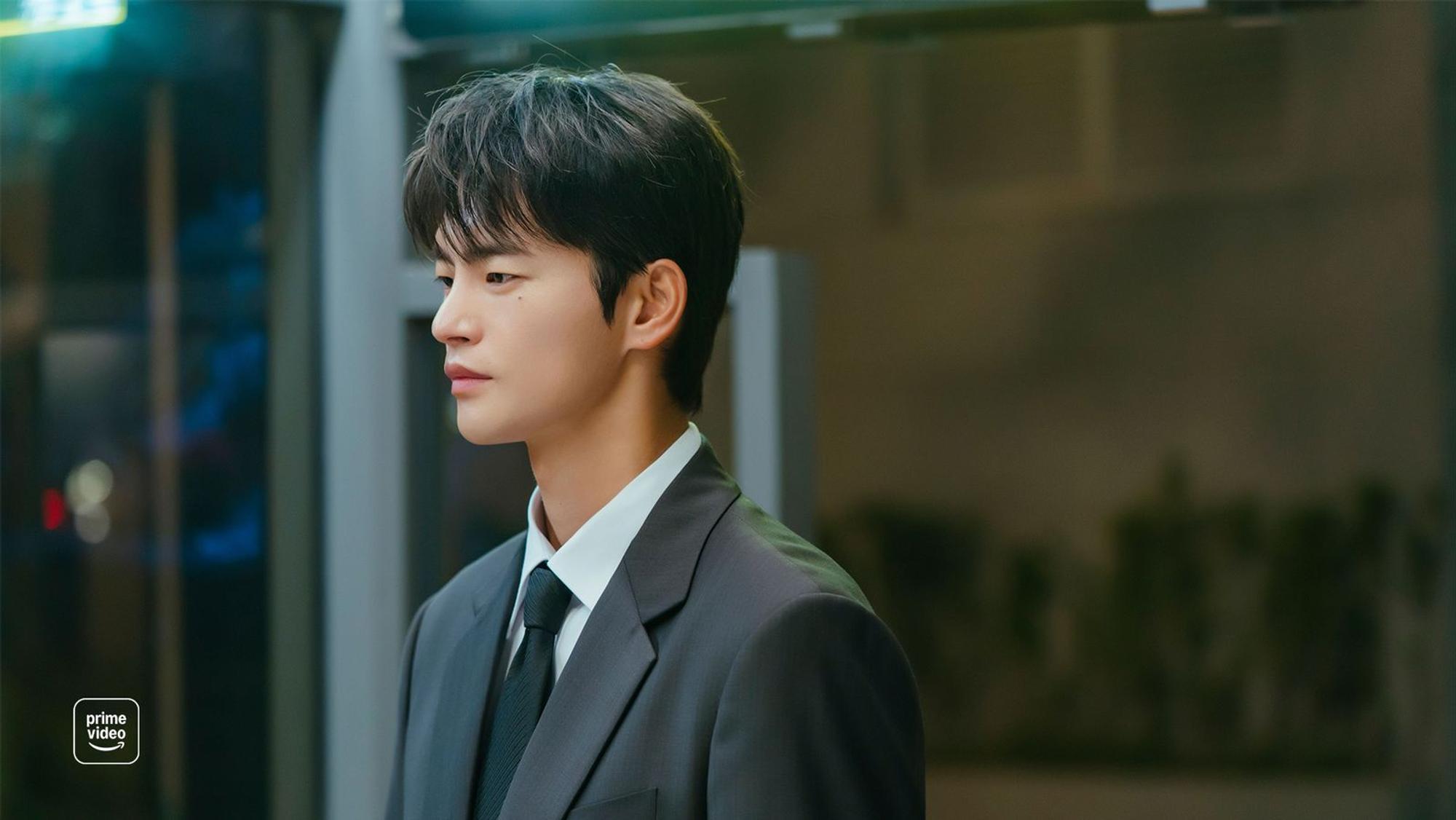 Kang Si-woo (Seo In-guk) verdreht seiner Kollegin in „See You At Work Tomorrow“ den Kopf. (Bild: Amazon MGM Studios)