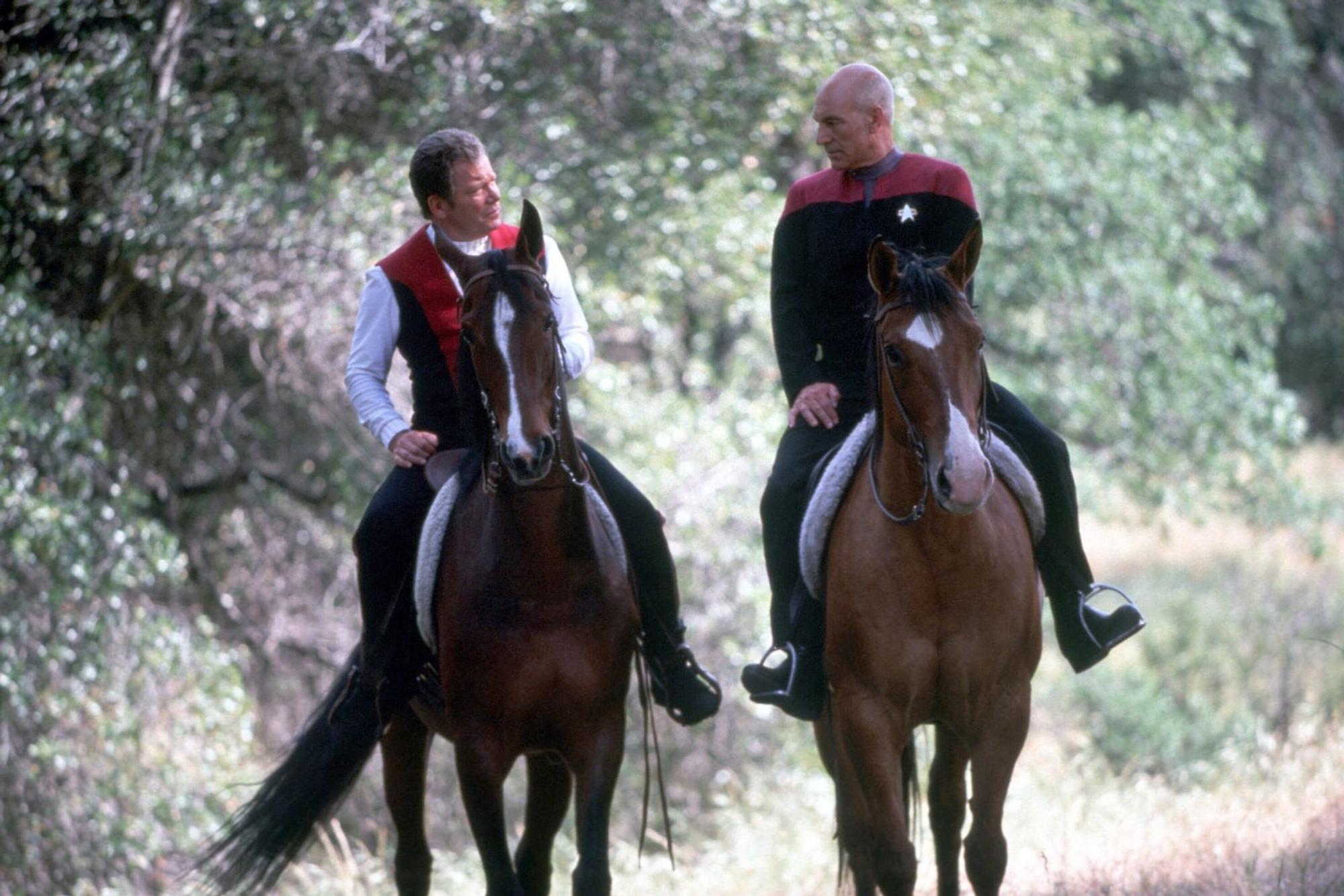 Picard (Patrick Stewart, rechts) schafft es nur mit großer Überredungskunst, Kirk (William Shatner) zum Verlassen seines Paradieses und zum Kampf gegen den fanatischen Dr. Soran zu überreden. (Bild: ZDF/Elliott Marks)