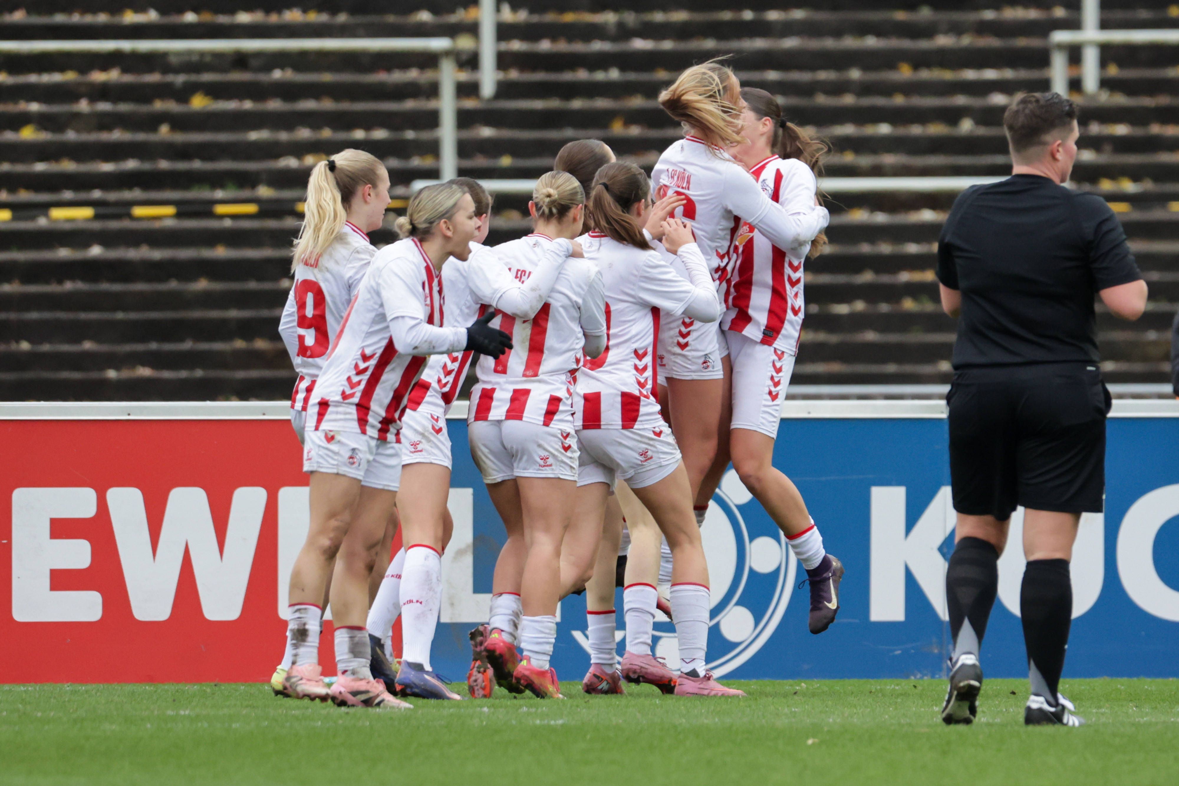 Die Frauen des 1. FC Köln jubeln über ein Tor.