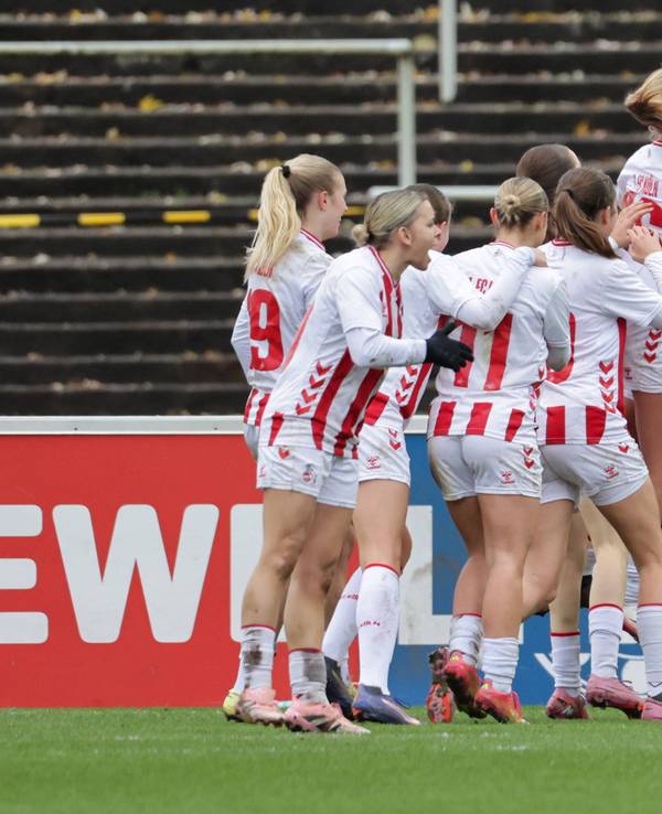 Die Frauen des 1. FC Köln jubeln über ein Tor.