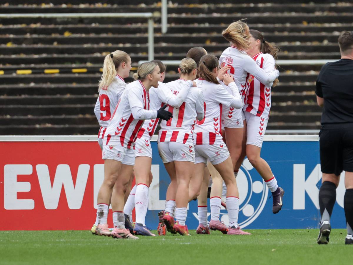 Die Frauen des 1. FC Köln jubeln über ein Tor.