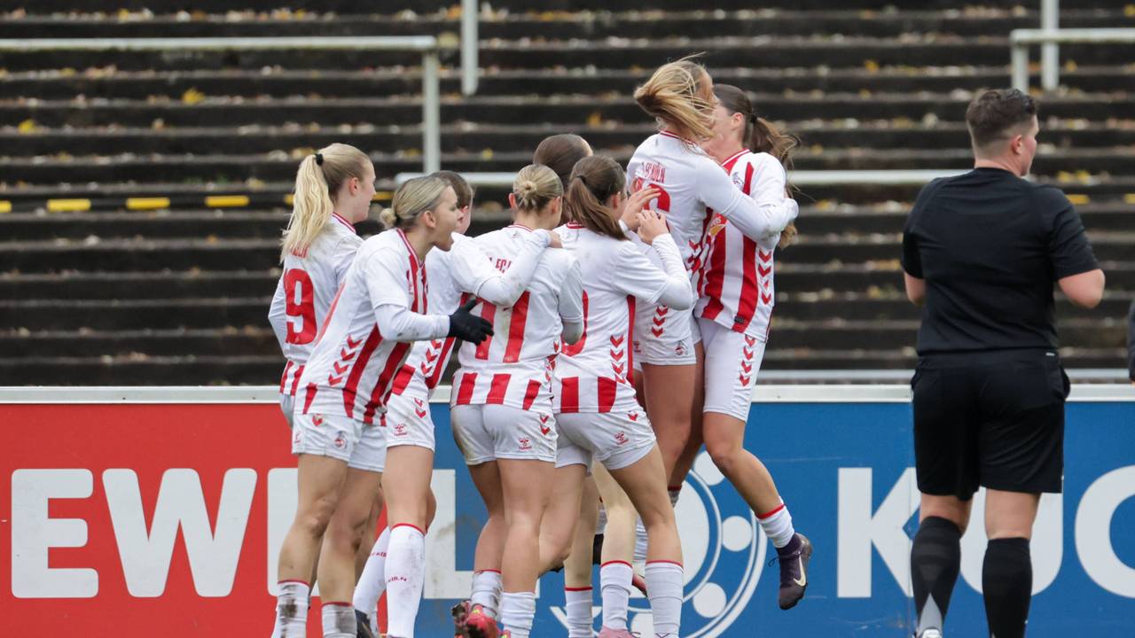Die Frauen des 1. FC Köln jubeln über ein Tor.
