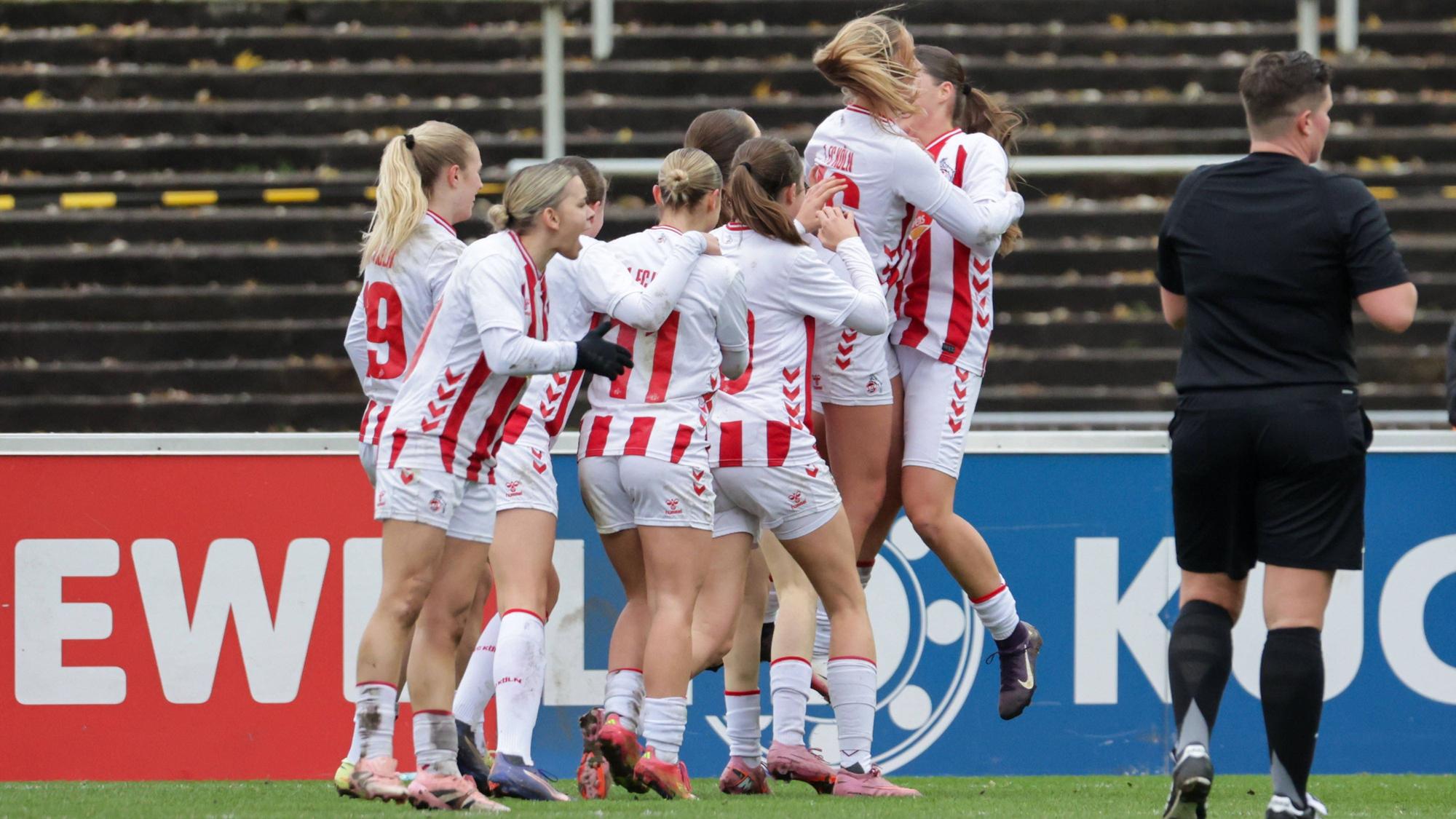 Die Frauen des 1. FC Köln jubeln über ein Tor.