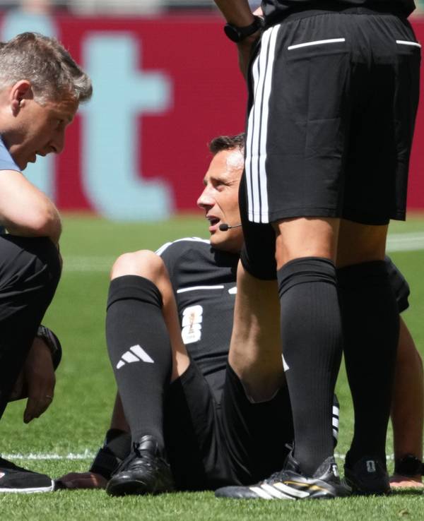 Schiedsrichter Felix Zwayer (Deutschland) lässt sich medizinisch behandeln.