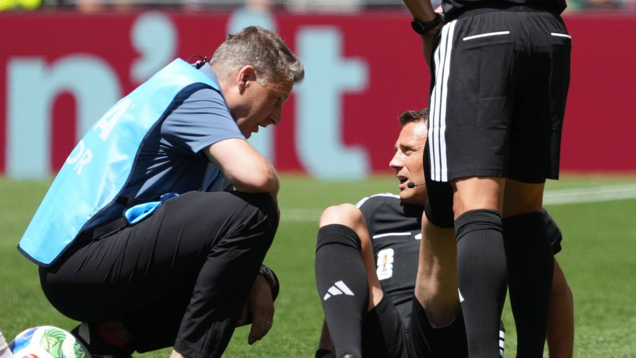 Schiedsrichter Felix Zwayer (Deutschland) lässt sich medizinisch behandeln.