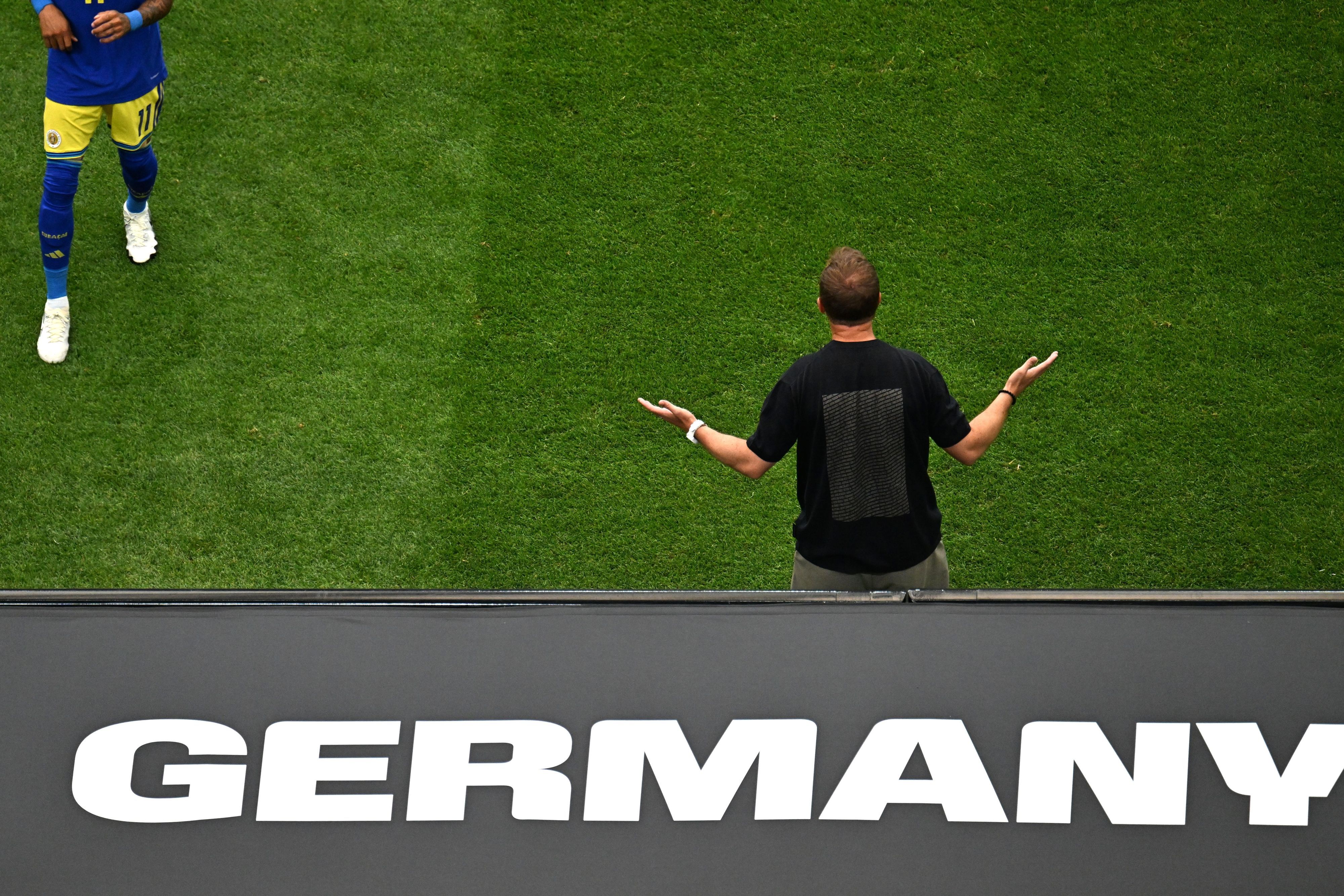 Julian Nagelsmann coacht bei der Fußball-WM in einem schlichten schwarzen T-Shirt.