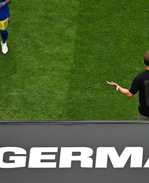 Julian Nagelsmann coacht bei der Fußball-WM in einem schlichten schwarzen T-Shirt.