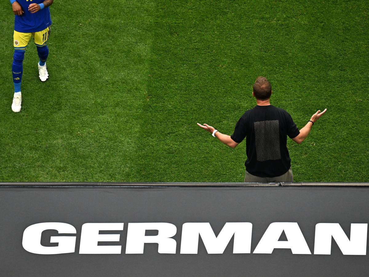 Julian Nagelsmann coacht bei der Fußball-WM in einem schlichten schwarzen T-Shirt.