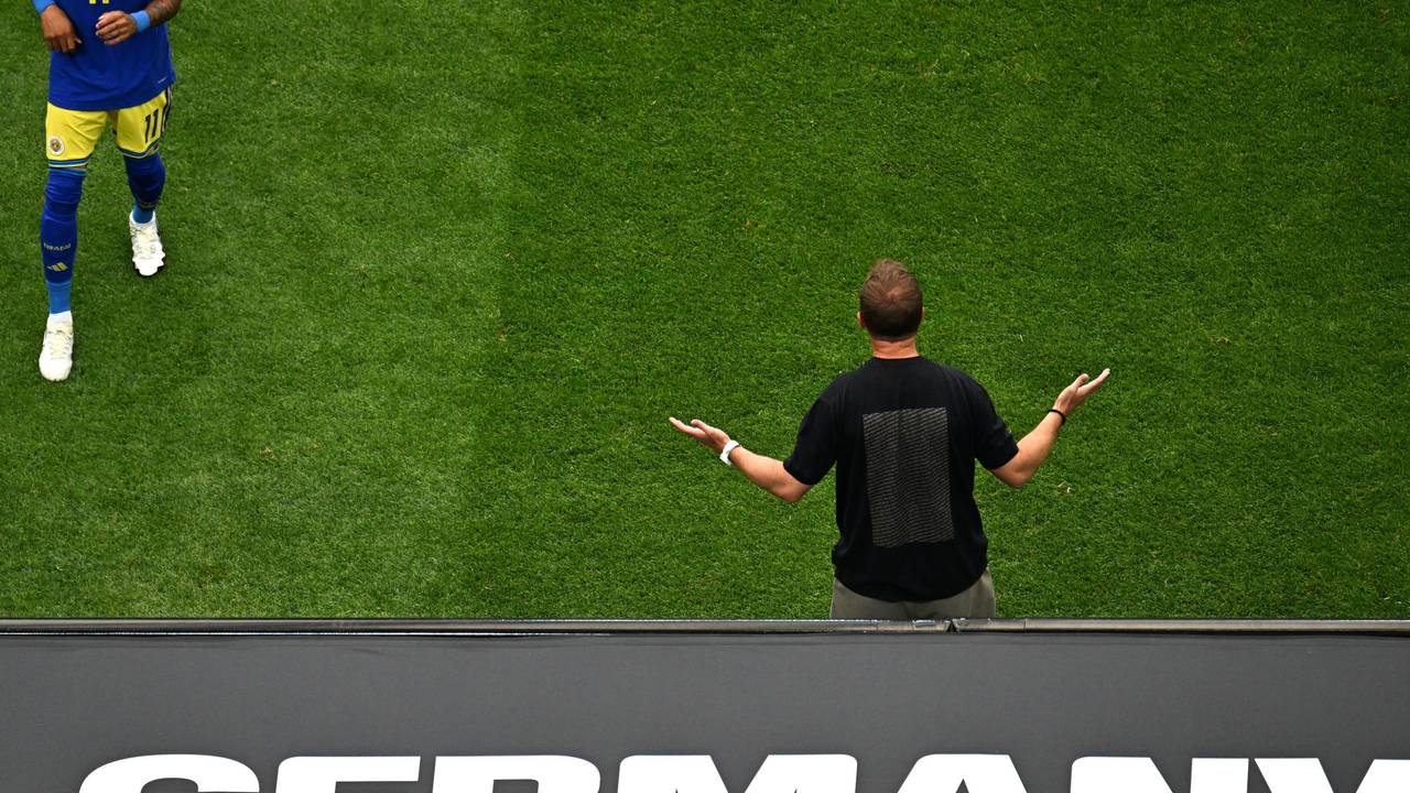 Julian Nagelsmann coacht bei der Fußball-WM in einem schlichten schwarzen T-Shirt.