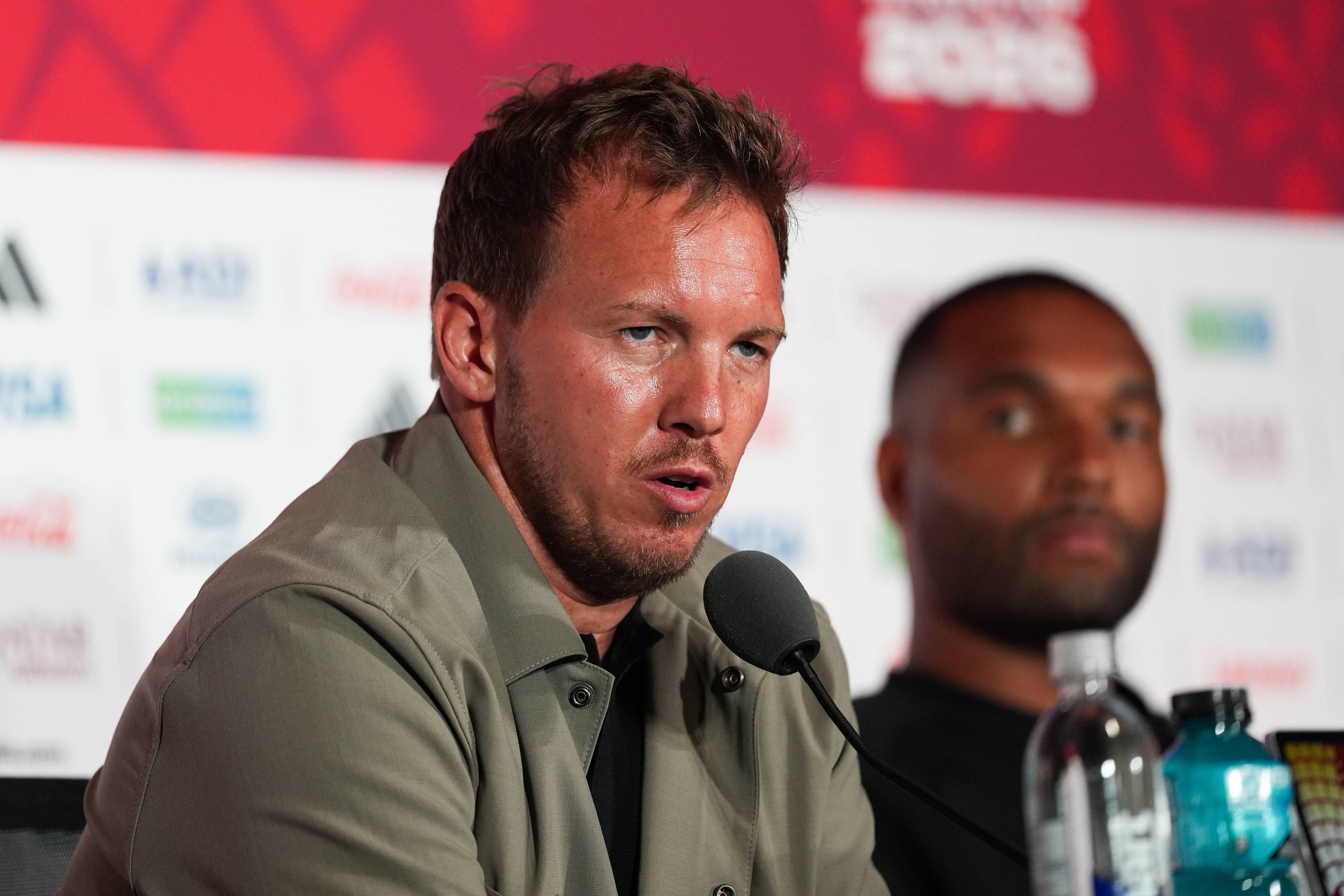 Julian Nagelsmann spricht bei der Pressekonferenz.