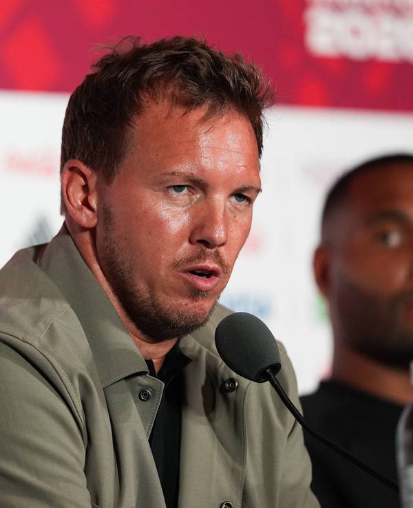 Julian Nagelsmann spricht bei der Pressekonferenz.