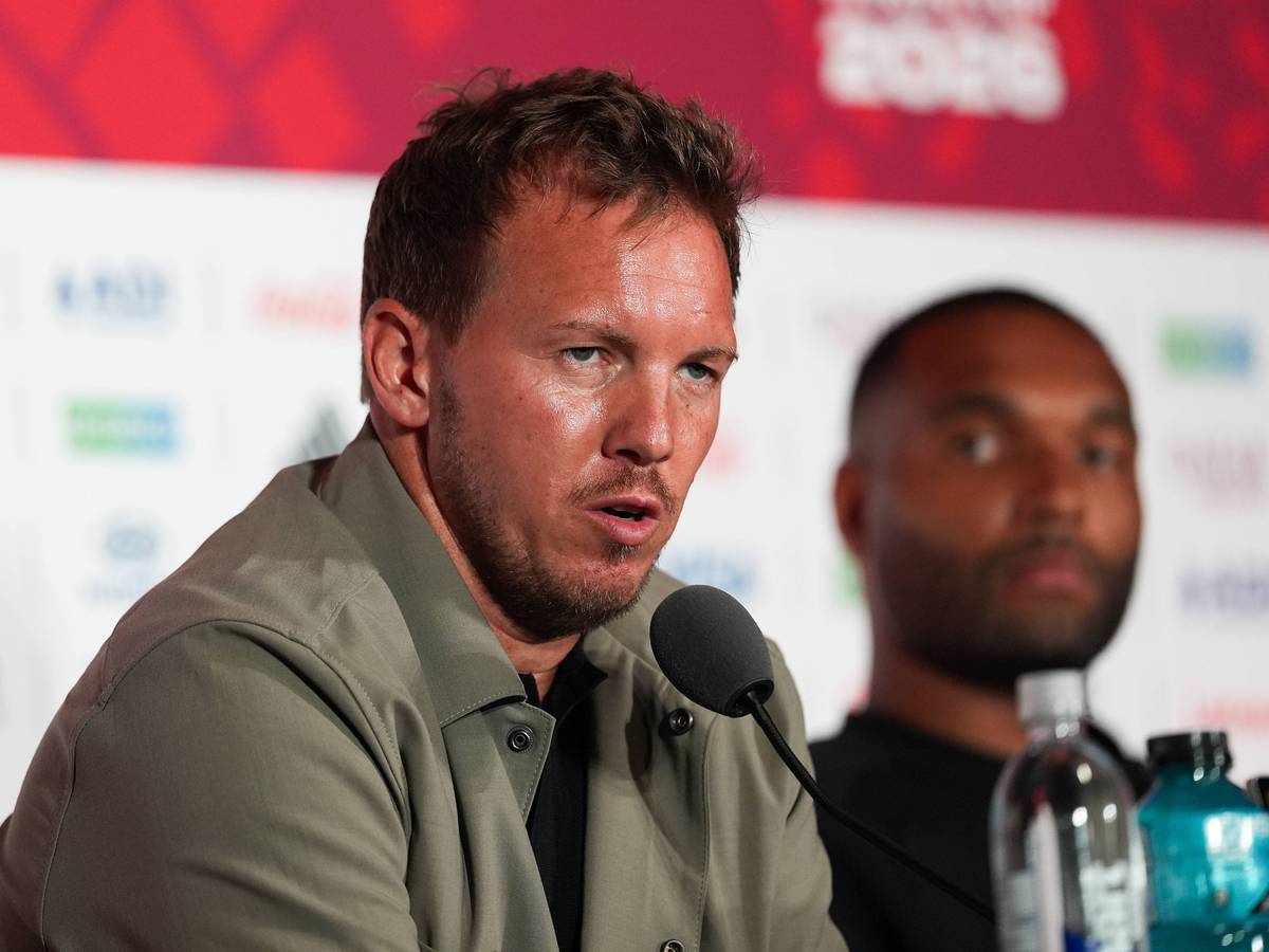 Julian Nagelsmann spricht bei der Pressekonferenz.