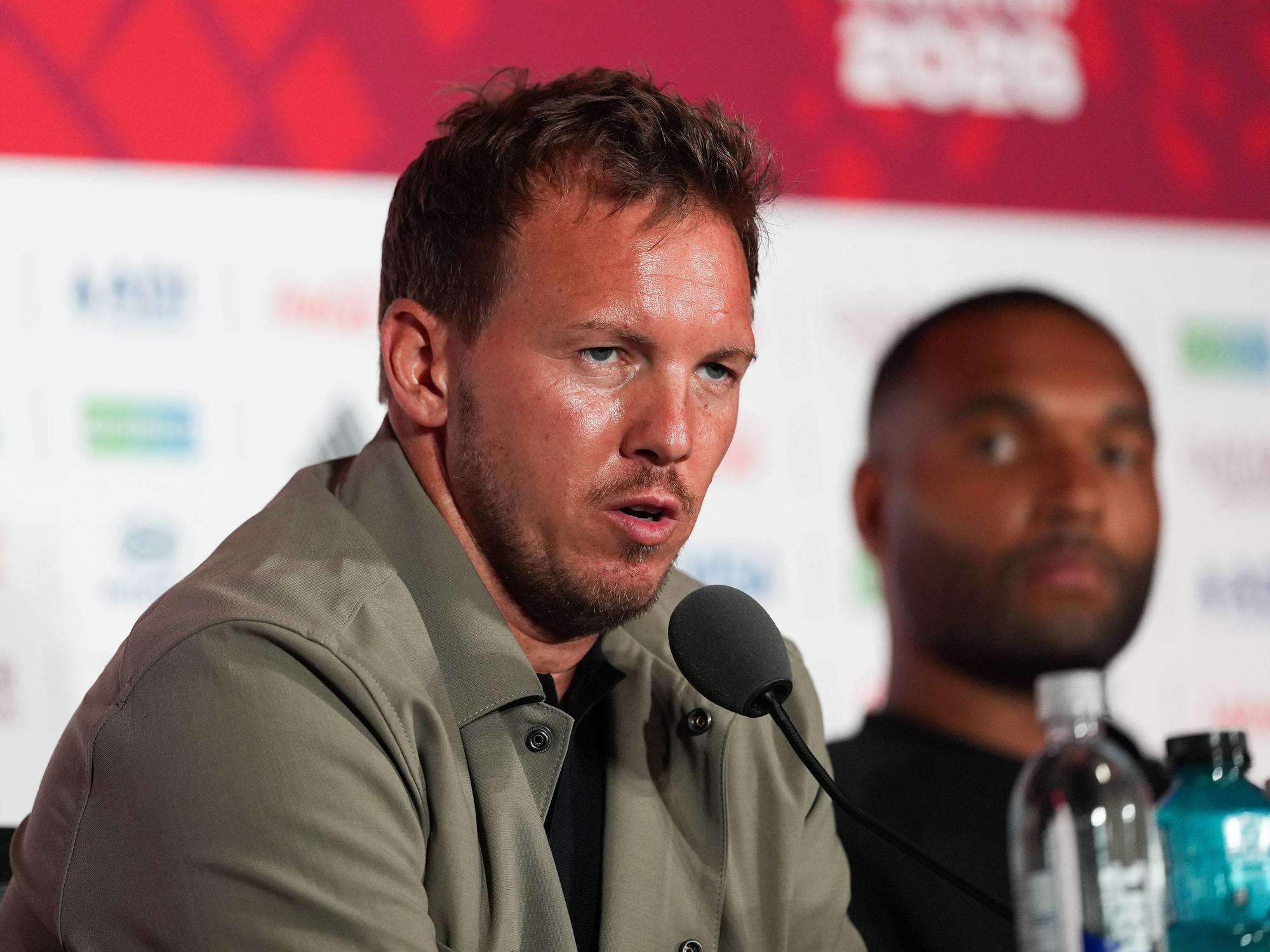 Julian Nagelsmann spricht bei der Pressekonferenz.