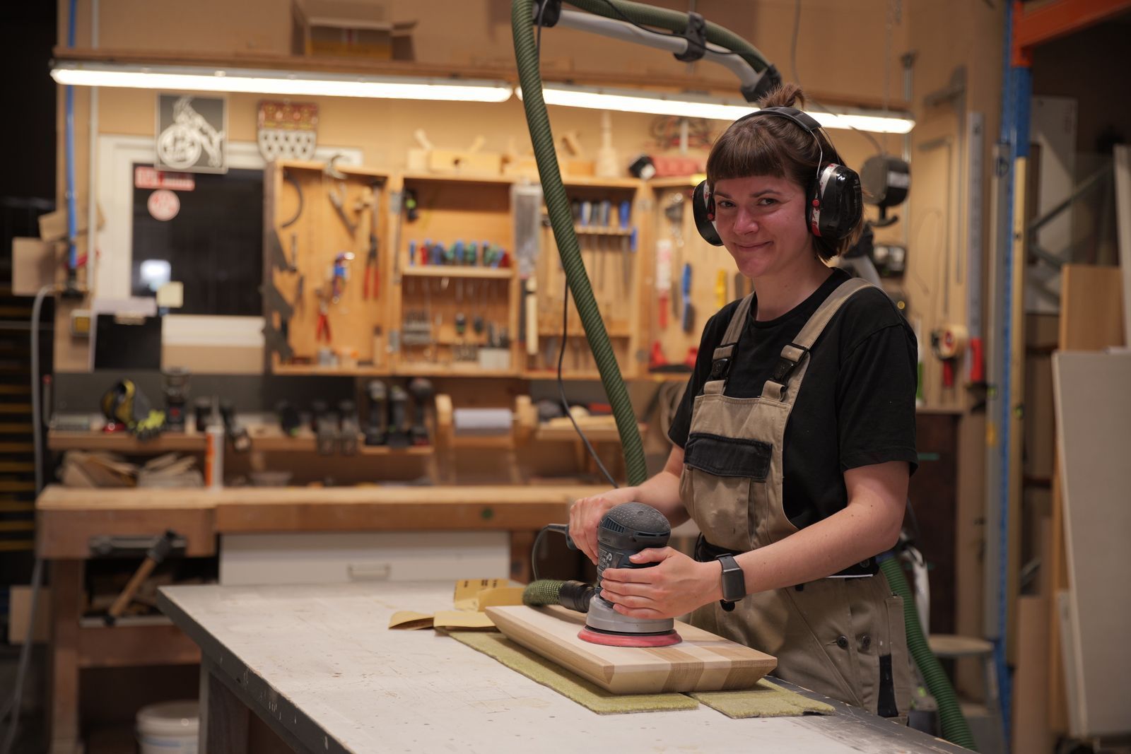 Ewa Krzyzanowska hat sich, trotz abgeschlossenen Studiums, für eine Ausbildung zur Tischlerin entschieden. (Bild: ZDF/ Dennis Heislitz)