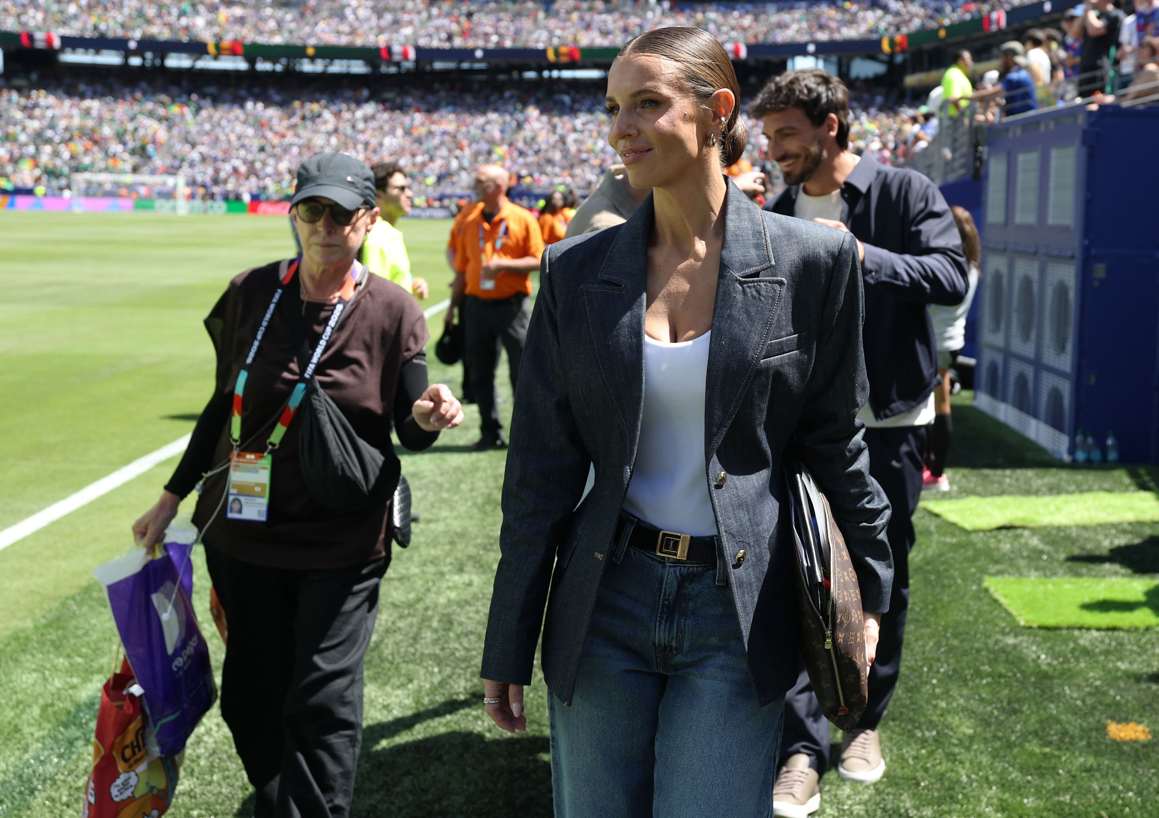 Laura Wontorra kommt ins Stadion.