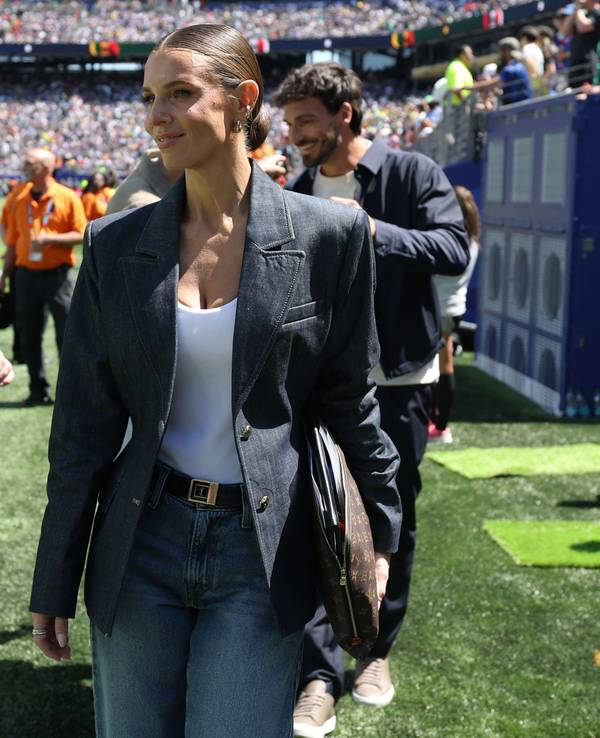 Laura Wontorra kommt ins Stadion.