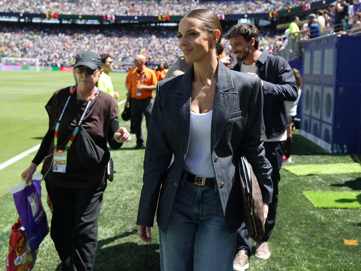 Laura Wontorra kommt ins Stadion.