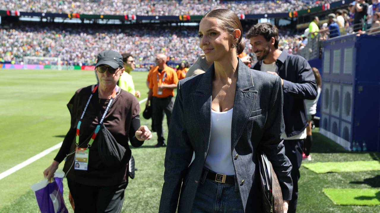 Laura Wontorra kommt ins Stadion.