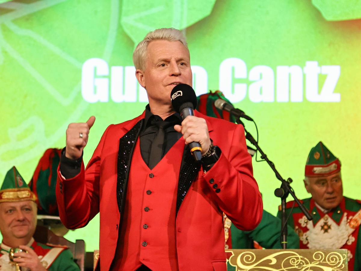 Guido Cantz bei einem Auftritt auf der Bühne.