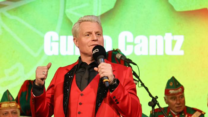 Guido Cantz steht beim Karnevalsauftritt auf der Bühne.