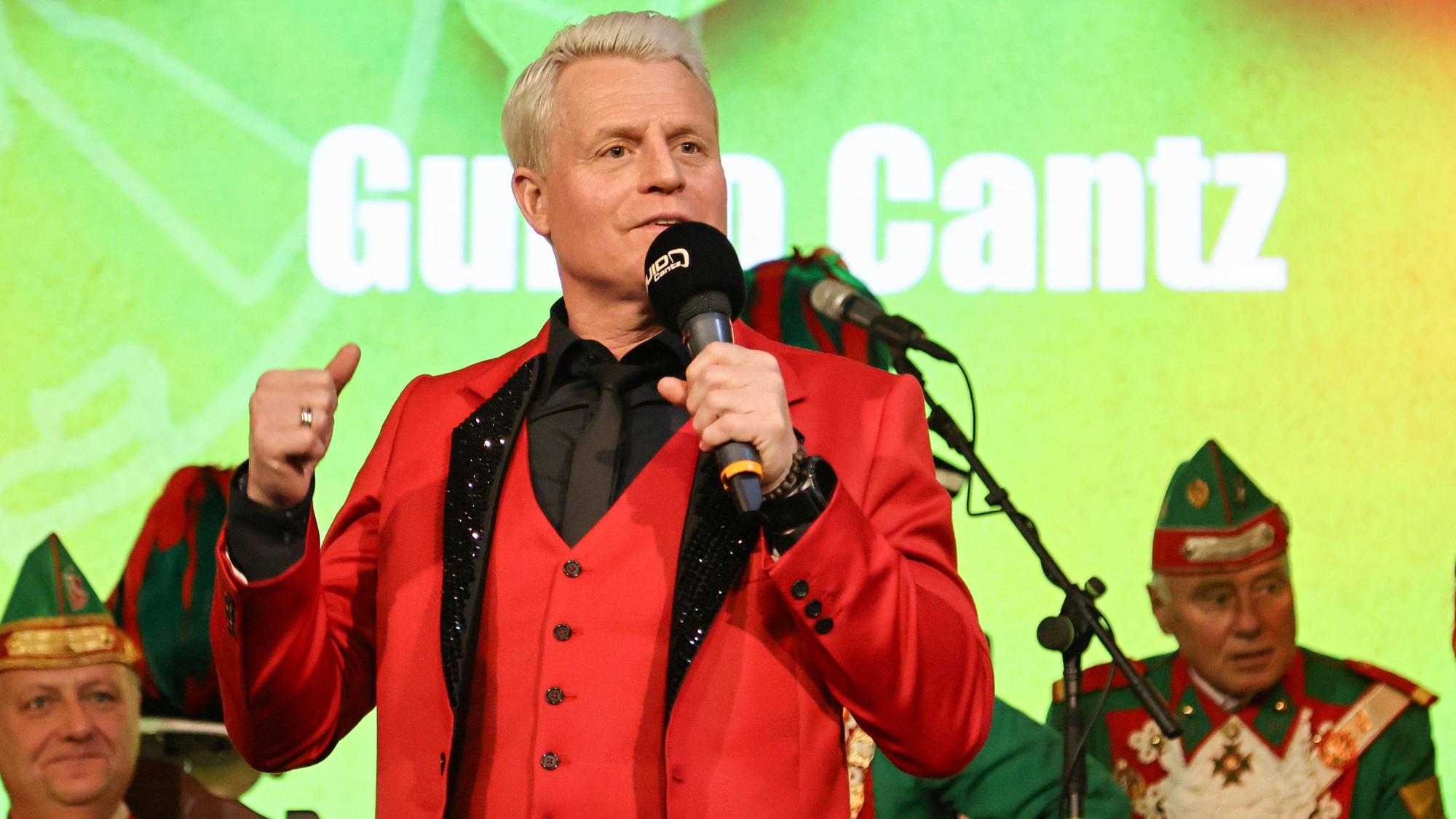 Guido Cantz steht beim Karnevalsauftritt auf der Bühne.