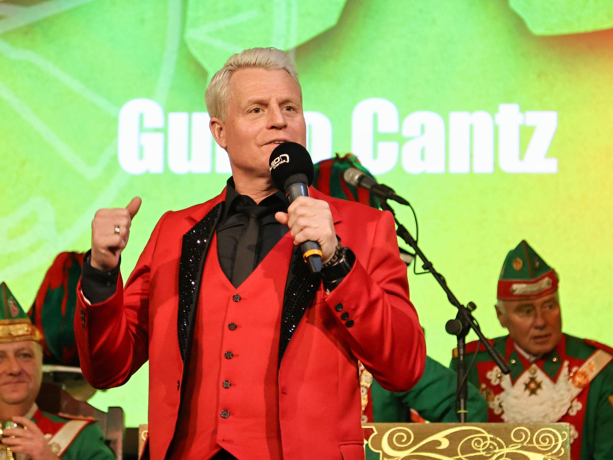 Guido Cantz bei einem Auftritt auf der Bühne.