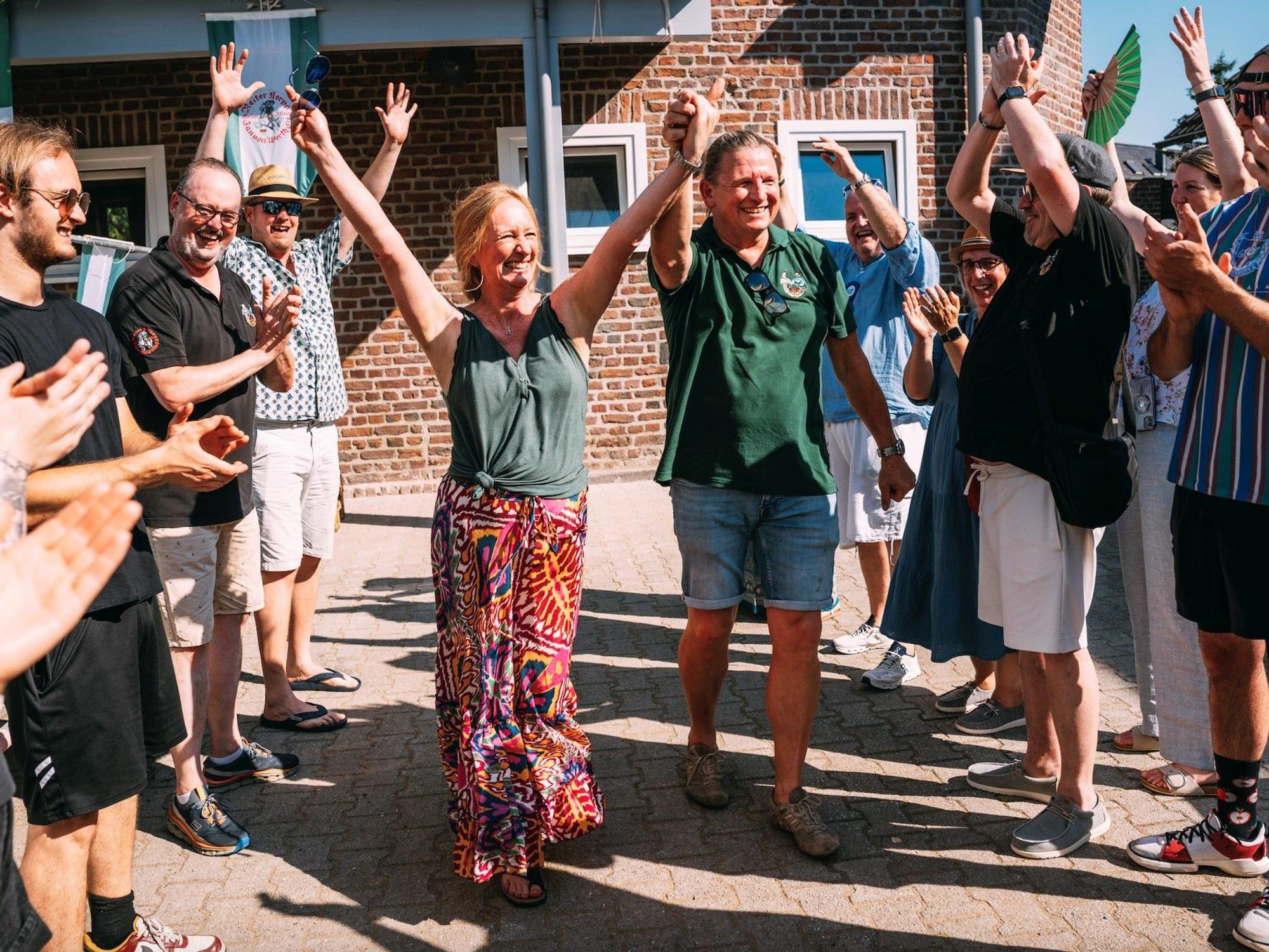 Max Peter und Iris Busch lassen sich auf dem Latourshof feiern.