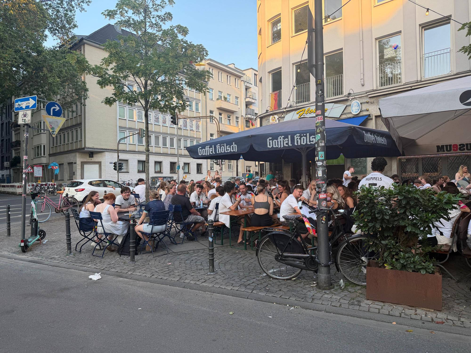 Die Bars und Kneipen auf der Zülpicher sind am Samstagabend gut gefüllt.