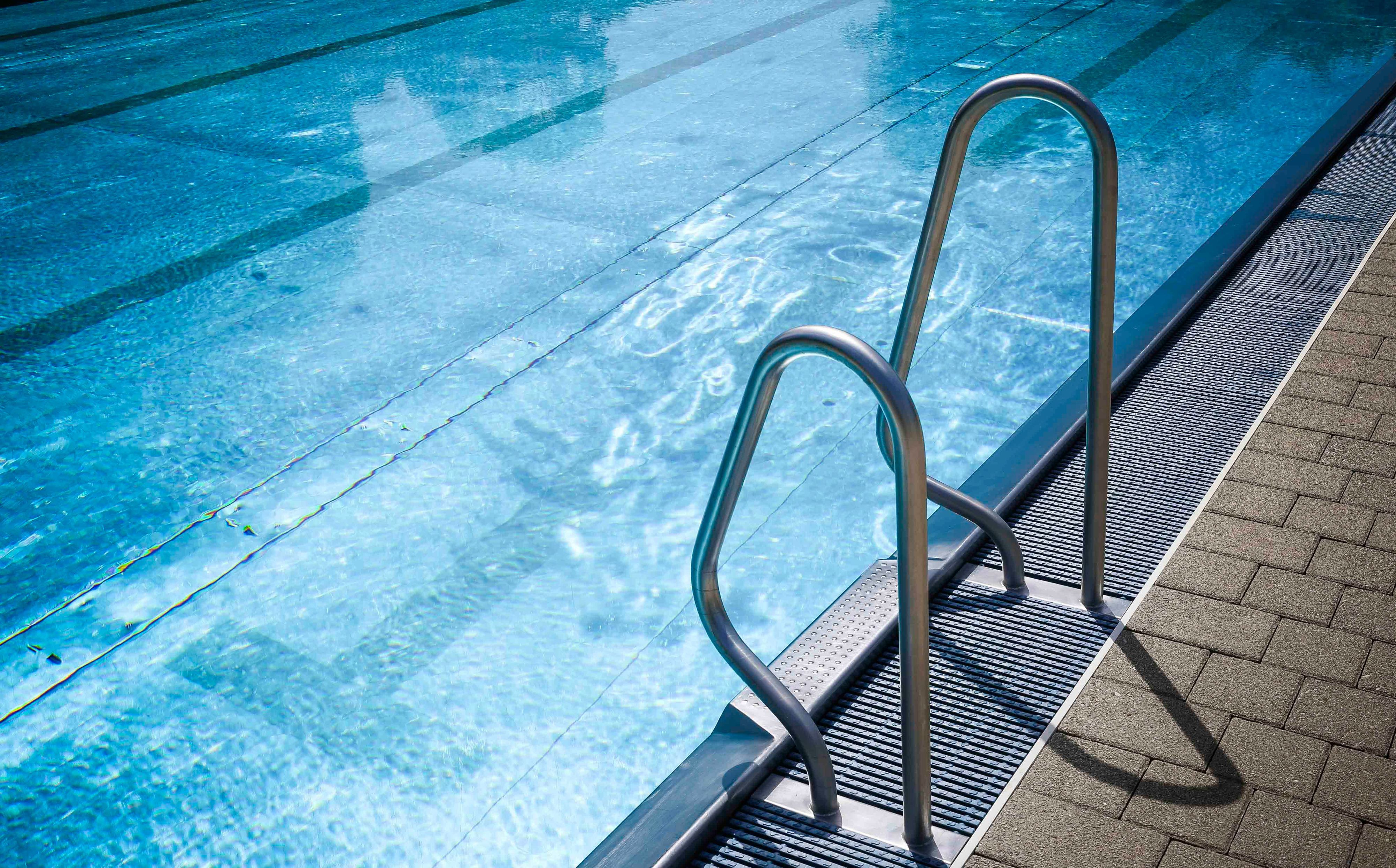 Ein Schwimmbad in Kempen musste am Vormittag evakuiert werden (Symbolbild).