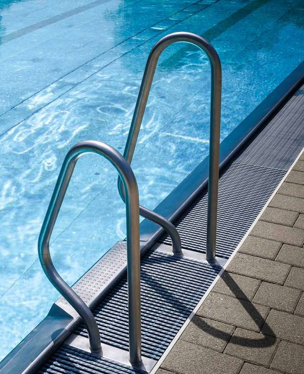 Ein Schwimmbad in Kempen musste am Vormittag evakuiert werden (Symbolbild).