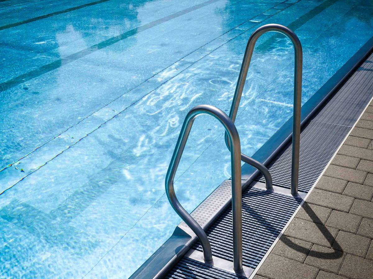Ein Schwimmbad in Kempen musste am Vormittag evakuiert werden (Symbolbild).