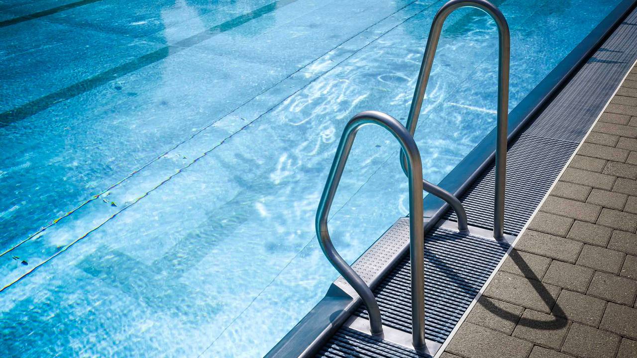 Ein Schwimmbad in Kempen musste am Vormittag evakuiert werden (Symbolbild).