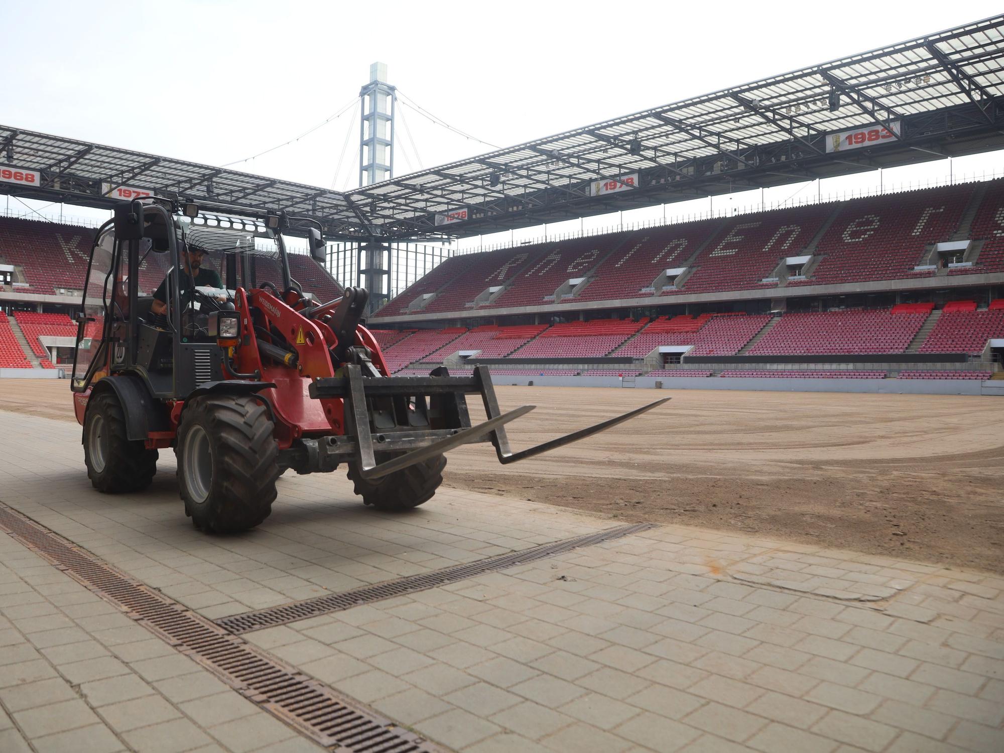 Das Rhein-Energie-Stadion ohne Rasen.