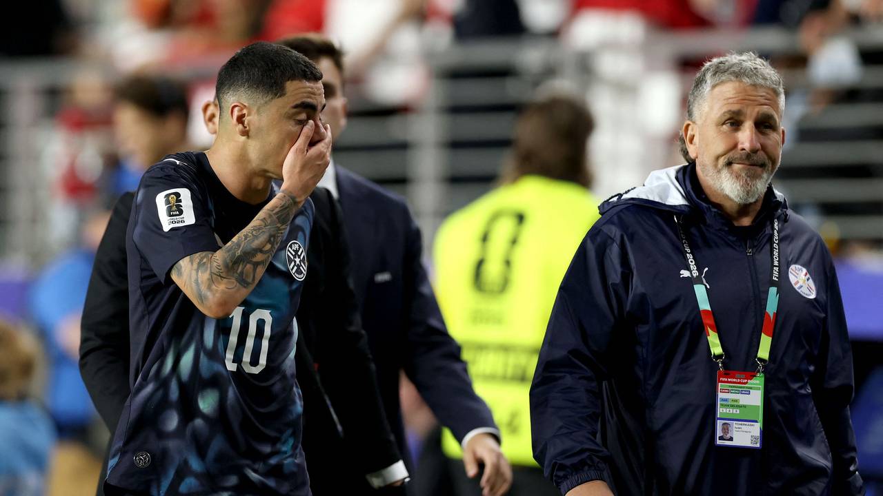 Miguel Almiron ist nach seinem Platzverweis fassungslos.