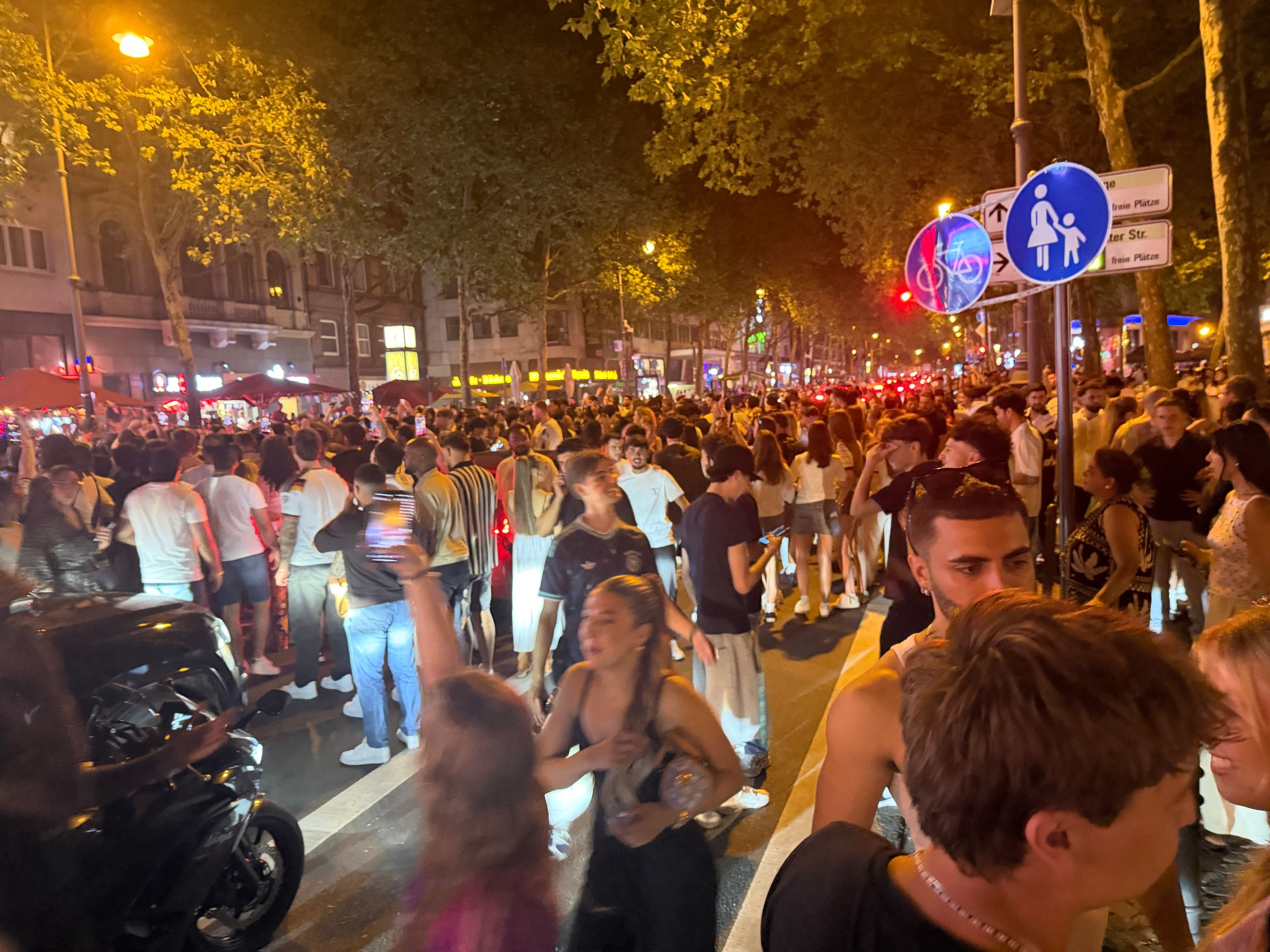 Nach dem zweiten WM-Sieg wurde auf Köln Straßen gefeiert, wie hier auf dem Hohenzollernring.