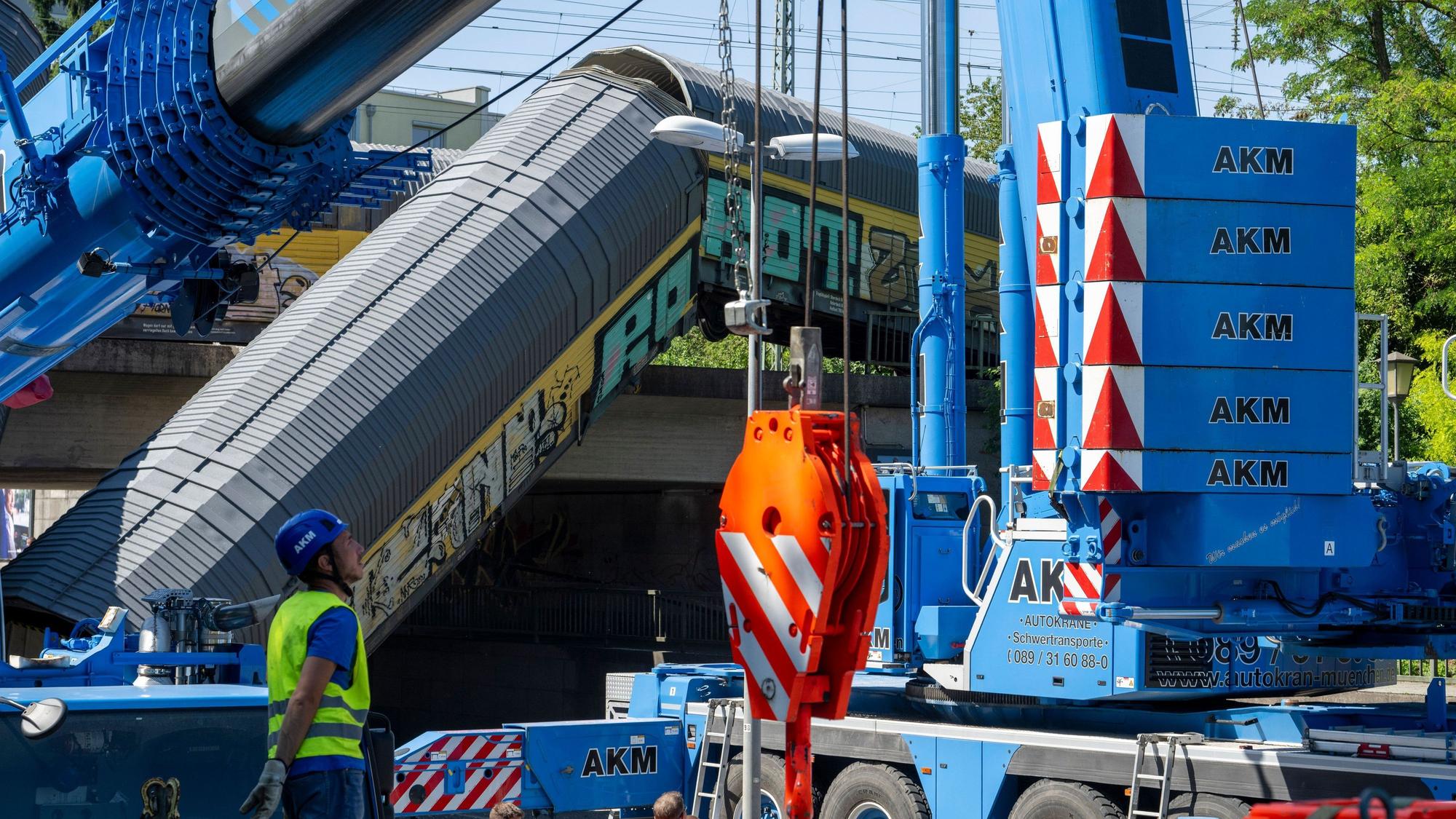 Bergungsarbeiten für zwei Waggons eines Güterzugs, die in der Nacht von einer Brücke etwa fünf Meter in die Tiefe gestürzt waren.