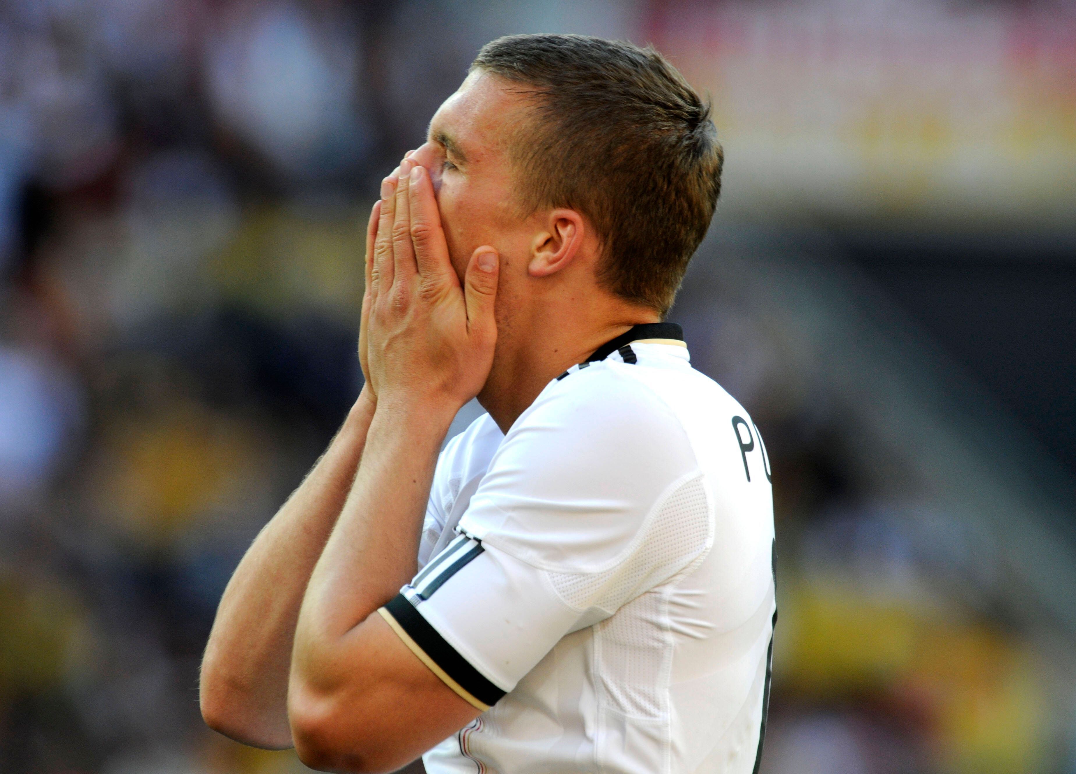 Lukas Podolski schlägt enttäuscht die Hände vor das Gesicht.