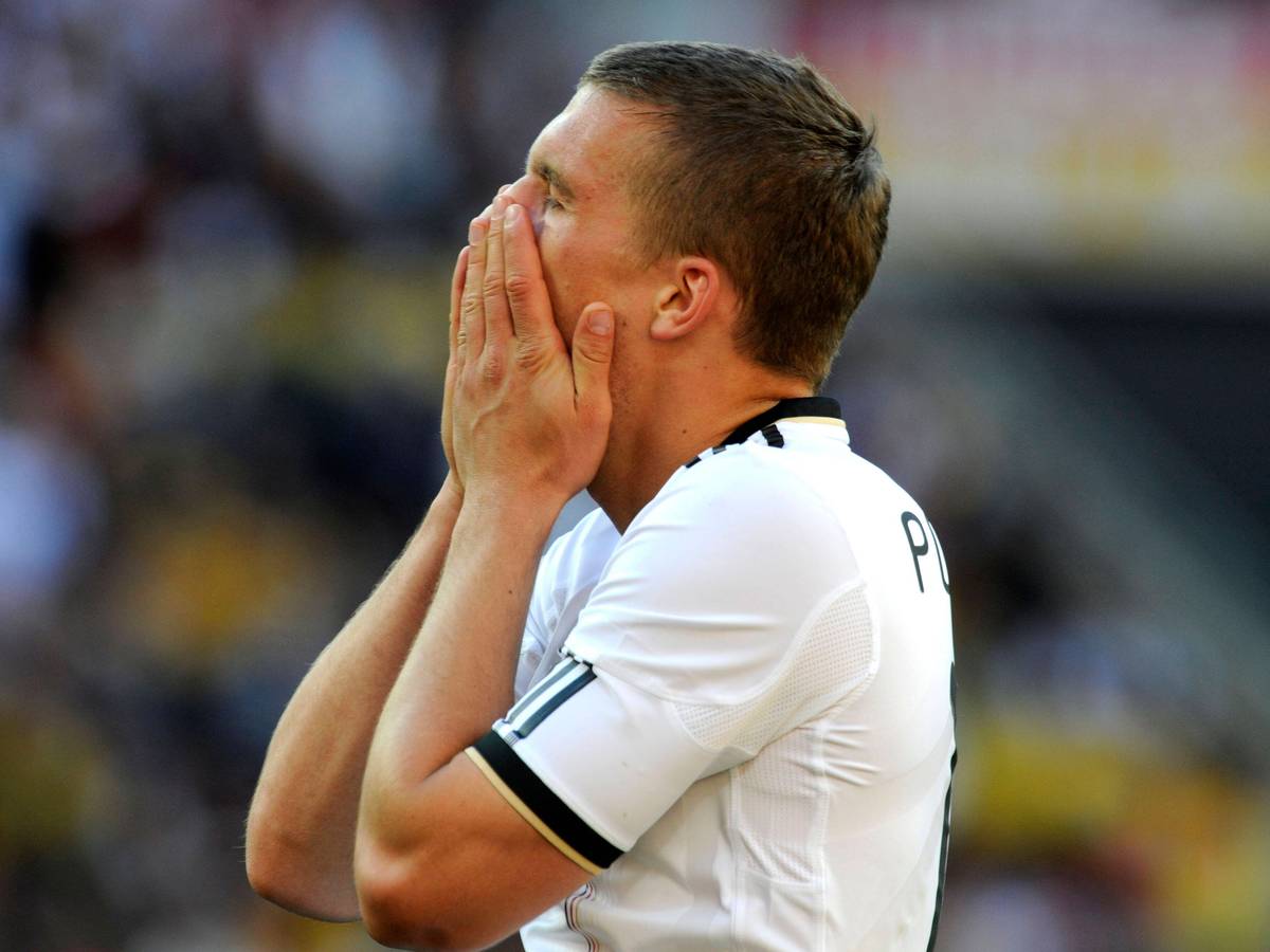 Lukas Podolski schlägt enttäuscht die Hände vor das Gesicht.