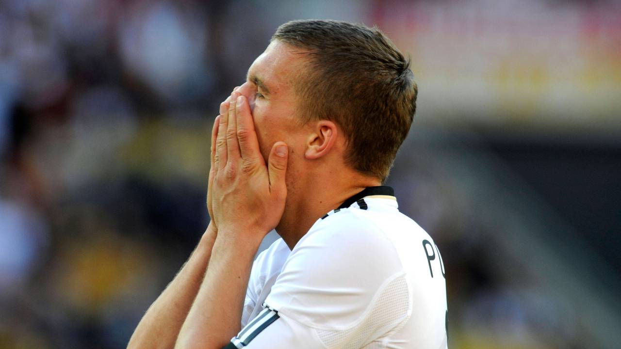 Lukas Podolski schlägt enttäuscht die Hände vor das Gesicht.