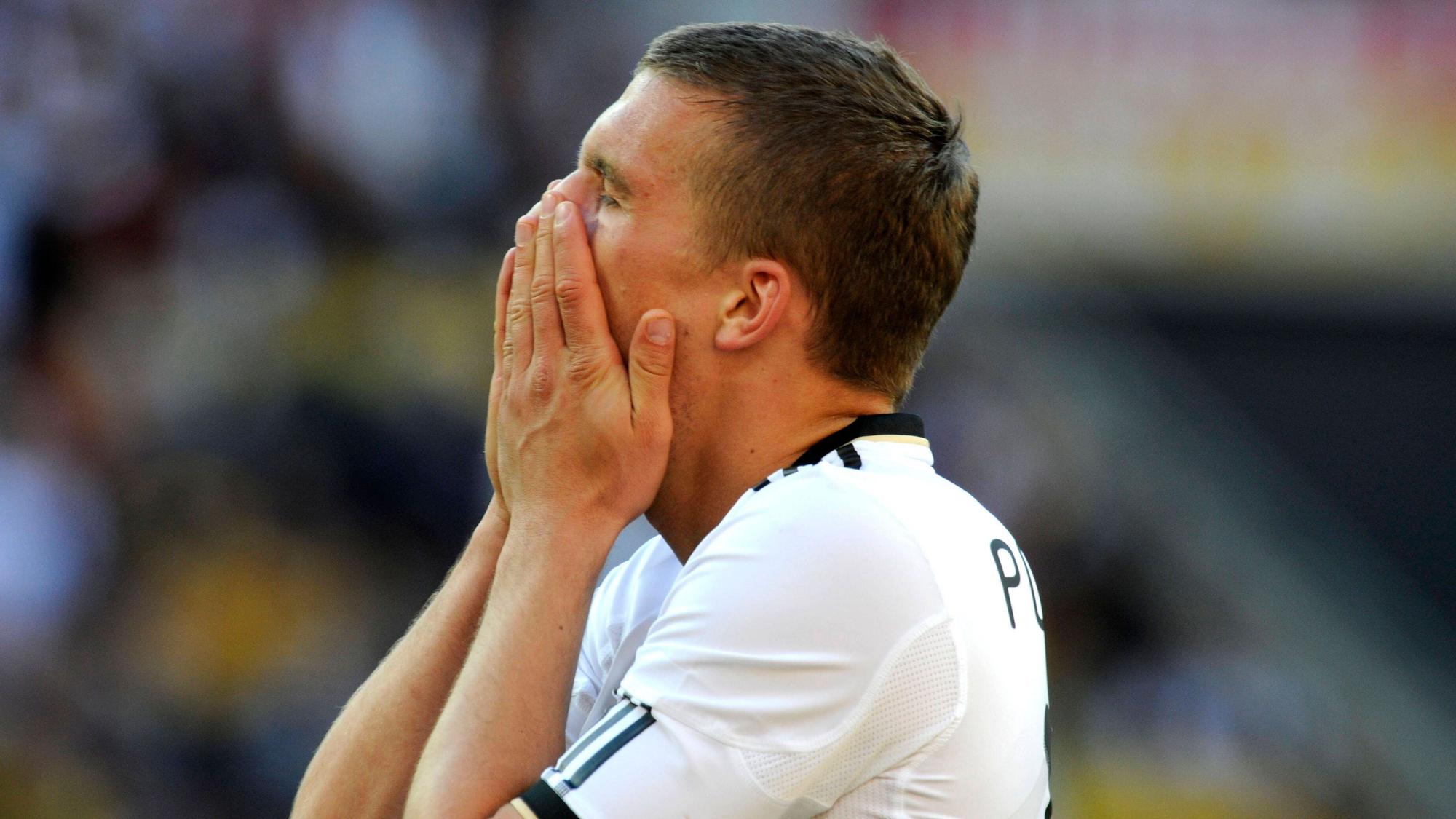 Lukas Podolski schlägt enttäuscht die Hände vor das Gesicht.