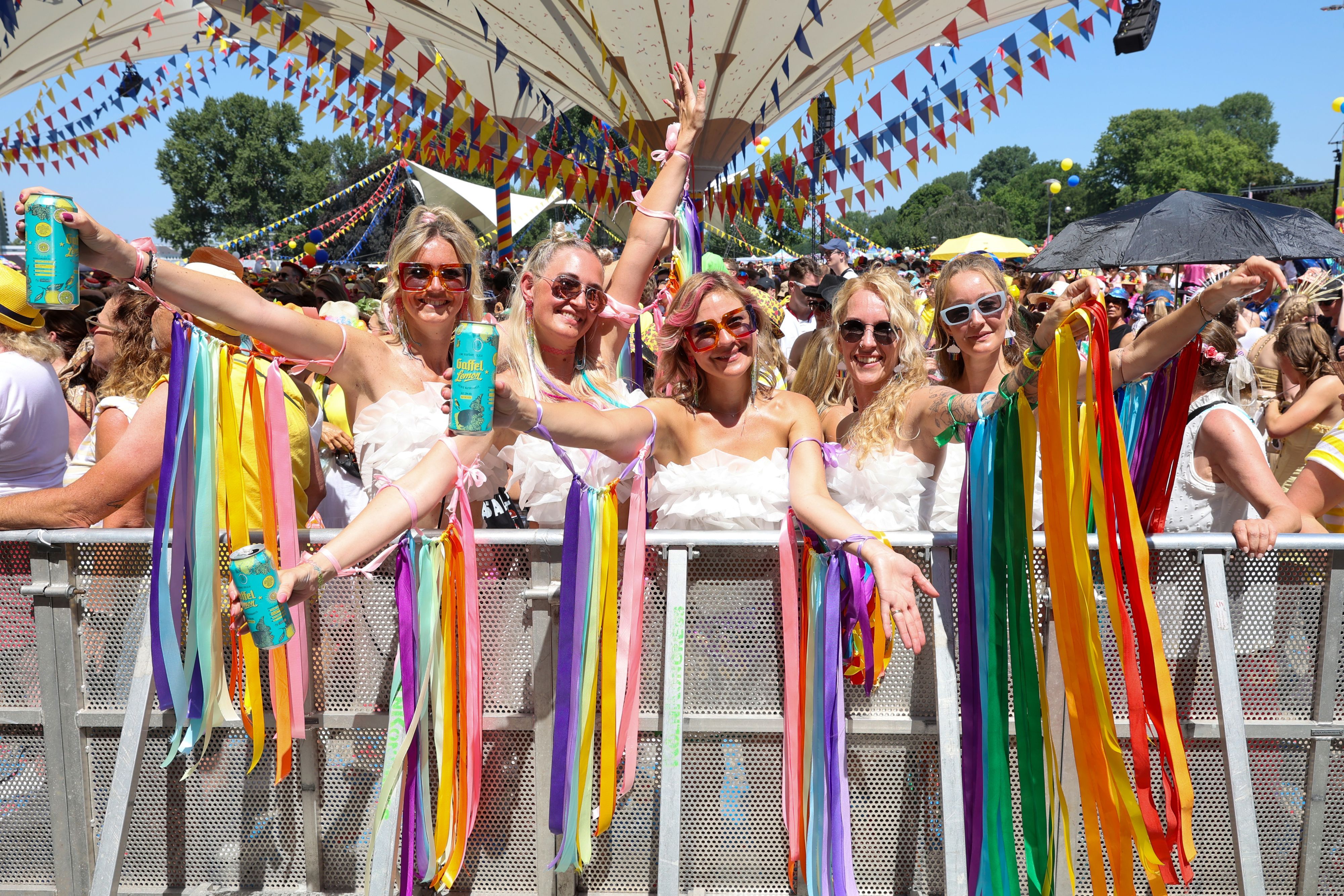 Jecke beim Sommerfestival „Jeck im Sunnesching“ im Tanzbrunnen.