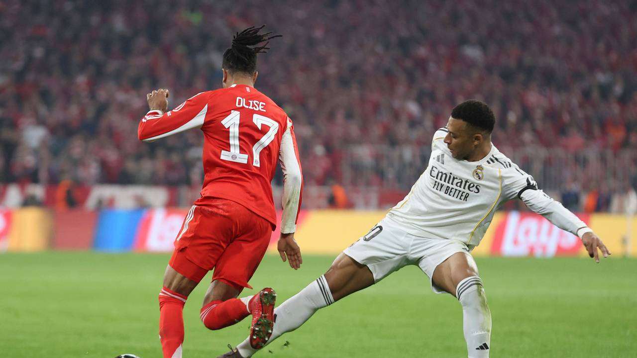 Michael Olise vom FC Bayern dribbelt an Real Madrids Kylian Mbappé vorbei.