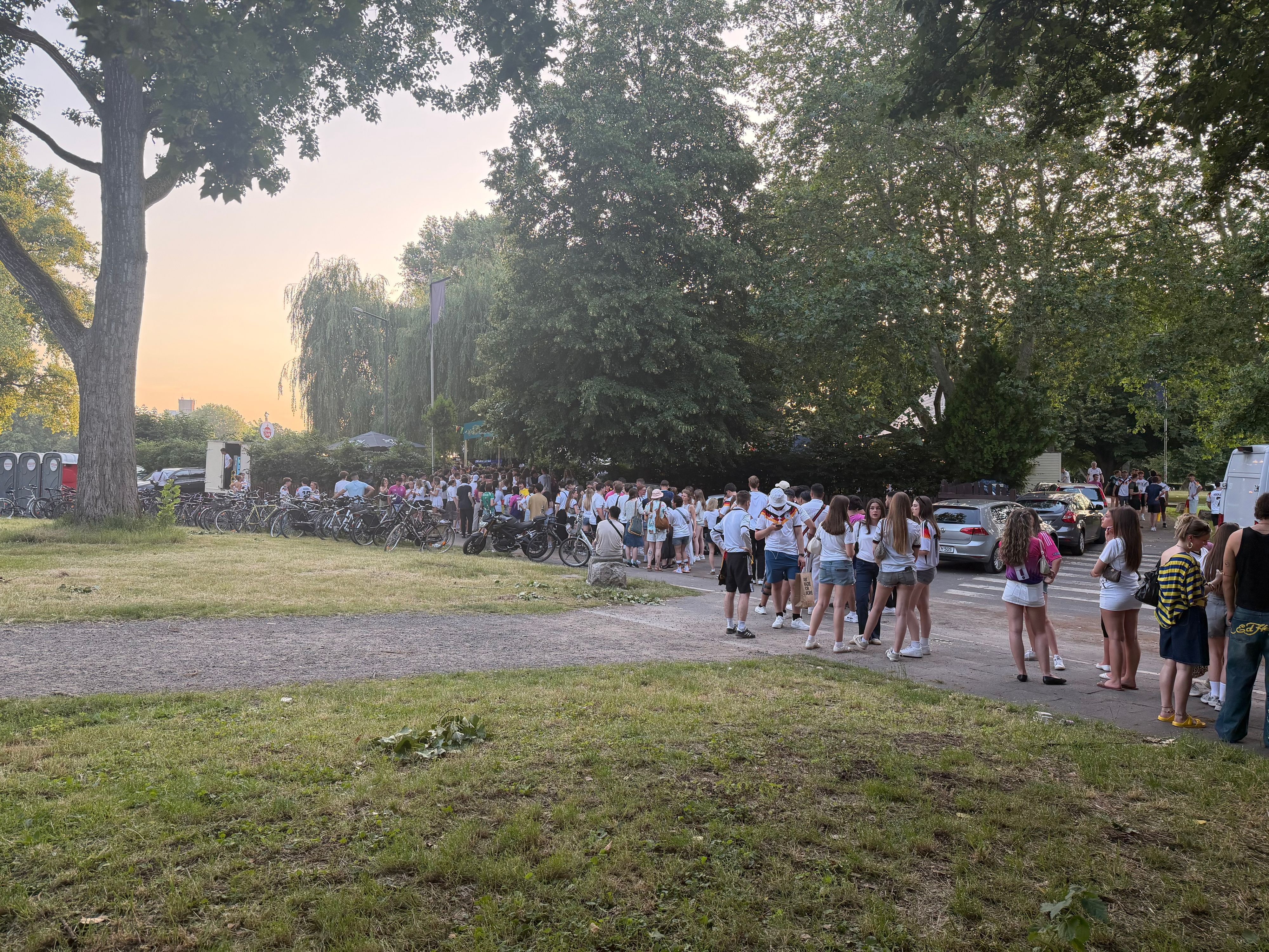 Am Aachener Weiher hat sich eine lange Schlange vor dem Biergarten gebildet.