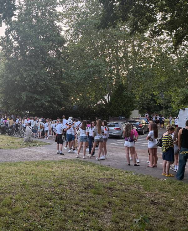 Am Aachener Weiher hat sich eine lange Schlange vor dem Biergarten gebildet.