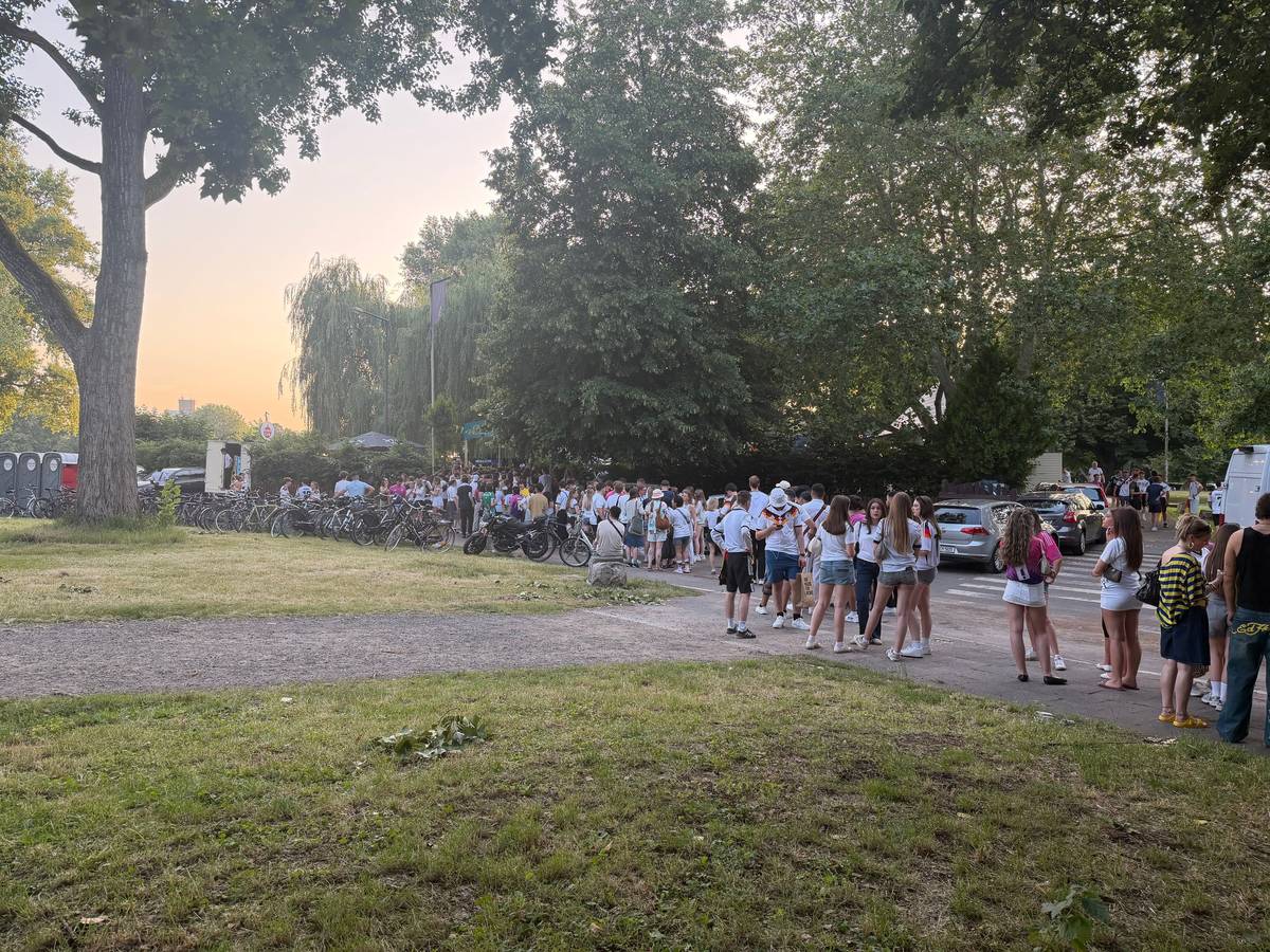 Am Aachener Weiher hat sich eine lange Schlange vor dem Biergarten gebildet.