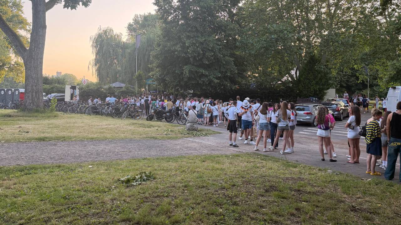 Am Aachener Weiher hat sich eine lange Schlange vor dem Biergarten gebildet.