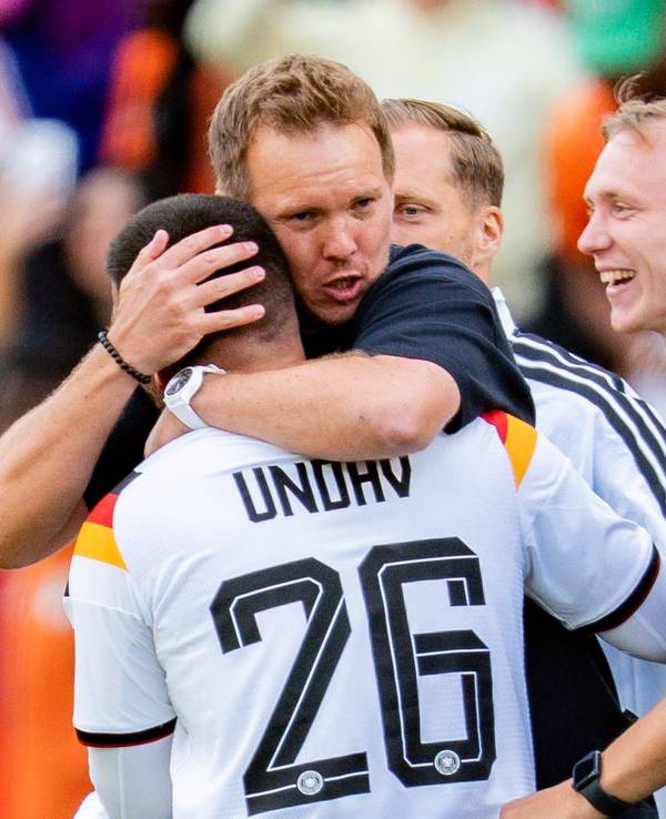 Julian Nagelsmann umarmt Deniz Undav nach dem Spiel.